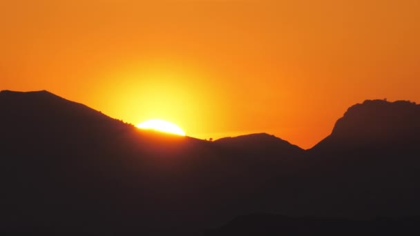 Una puesta de sol dorada en las montañas — Vídeo de stock