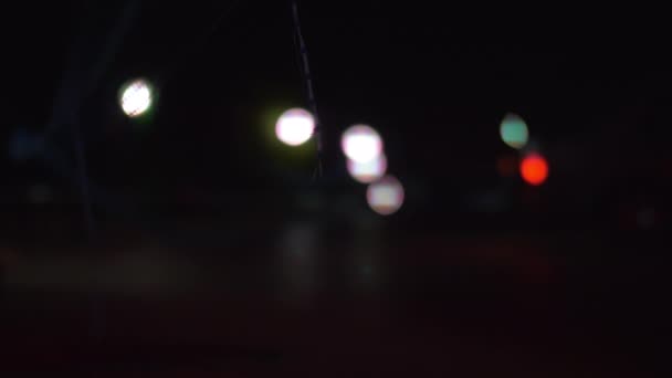 Λίγα αυτοκίνητα οδήγηση στο δρόμο το βράδυ — Αρχείο Βίντεο