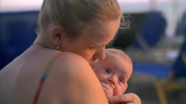 Kochająca matka całuje i ogarnięcie córeczkę — Wideo stockowe