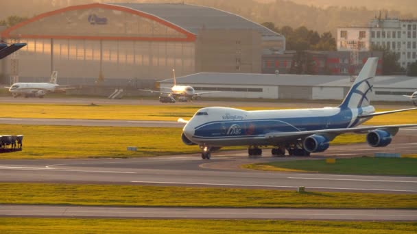 Nákladní Boeing 747 pojíždění na letišti Šeremetěvo, Moskva — Stock video