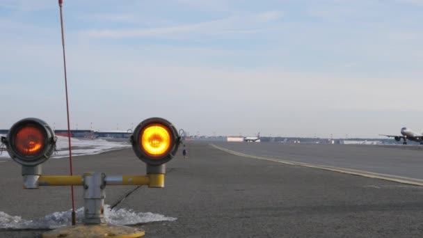 Startu samolot Aeroflot i światła na pasie startowym — Wideo stockowe