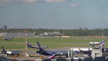 Aeroflot uçak Moskova Sheremetyevo Havaalanı'nda trafik