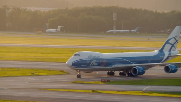 택시로 화물 비행기 보잉 747 — 비디오