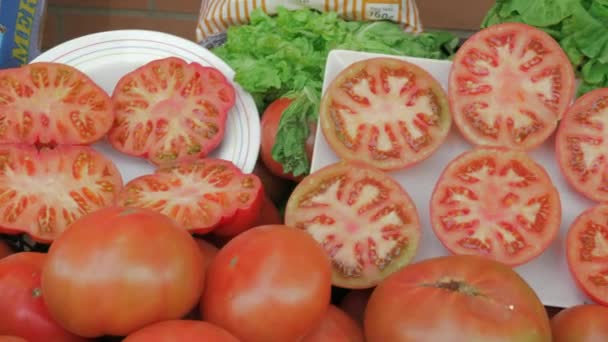 Tomatoes and lettuce on greengrocer counter — Stock Video