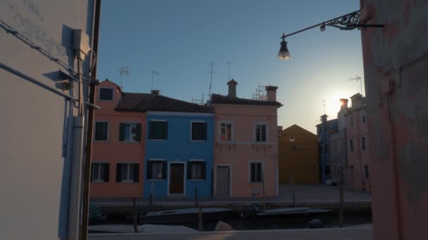 Calle Burano con casas de colores y canal con barcos amarrados, Italia — Vídeo de stock