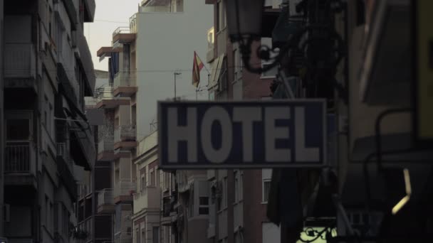 Улица с жилыми домами и гостиничным баннером в Аликанте, Испания — стоковое видео