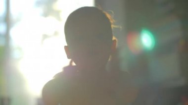 Küçük çocuk alkışlayan eller, güneş ışığına karşı evde görüntülemek