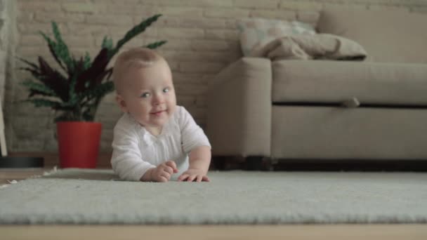 Preciosa niña de ocho meses en el suelo en casa — Vídeo de stock