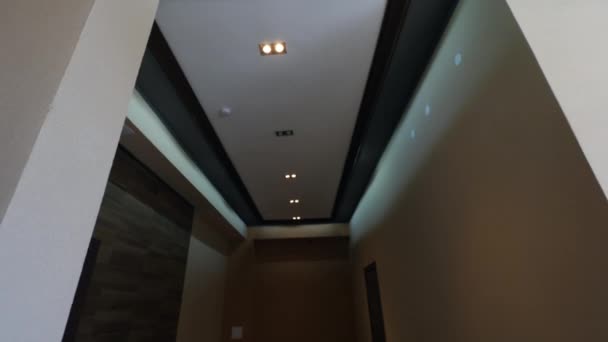 Met het oog op het plafond in de hal van een flatgebouw — Stockvideo