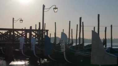 Pier demirleyen gondol Venedik dock sahne