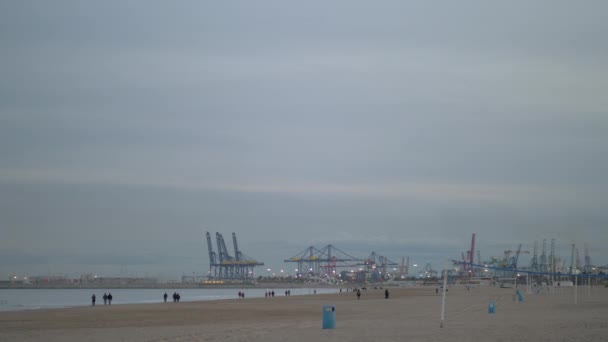 Kust met mensen en container kranen lopen in de winter Valencia, Spanje — Stockvideo