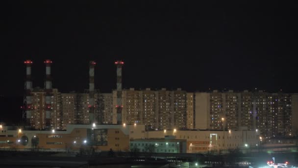 Complejo de apartamentos y planta de energía térmica en la ciudad nocturna — Vídeo de stock