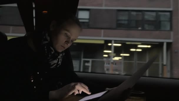 Kobieta kobieta interesu, praca z cyfrowego tabletu i dokumenty w pociągu — Wideo stockowe