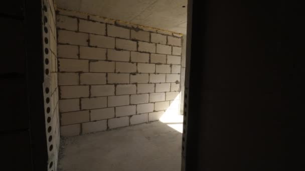Im Zimmer eines unvollendeten Wohnblocks — Stockvideo
