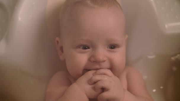 Sorridente bambina che fa il bagno — Video Stock