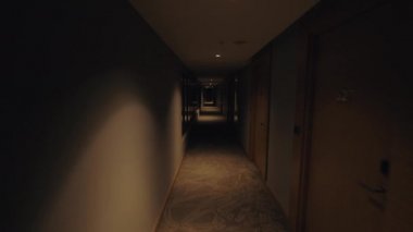 Otel Koridordan yürürken ve Asansör çağıran bir adam