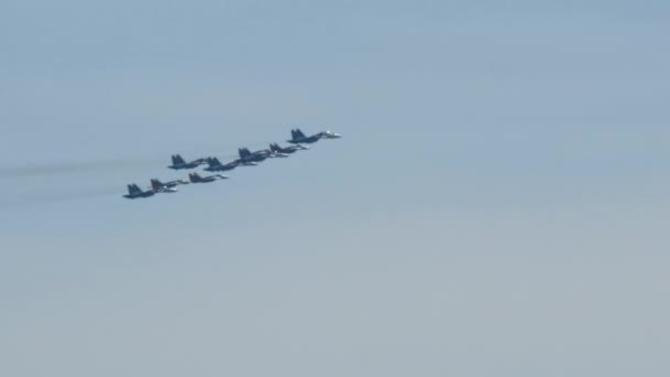Groupe d'avions de chasse performant dans le ciel — Video