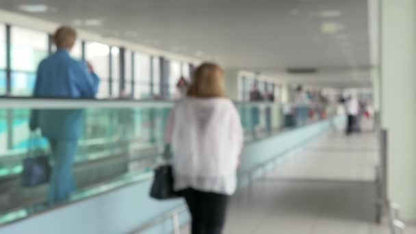 Viaggiatore con persone in aeroporto — Video Stock