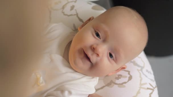 笑い女の赤ちゃんのクローズ アップ — ストック動画