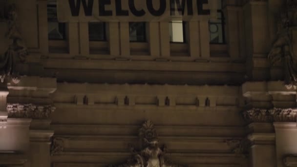 Vista nocturna de Refugiados Bandera de bienvenida en el Palacio Cybele de Madrid — Vídeo de stock