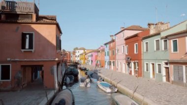 Parlak renkli evleri yanı sıra kanal Burano, İtalya