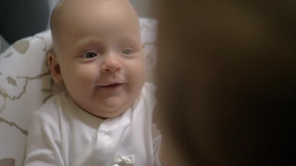 Kız bebek duyguların — Stok video