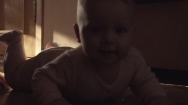 Gezinme bebek kız ve büyük kardeşi onu Bebek Bakımı