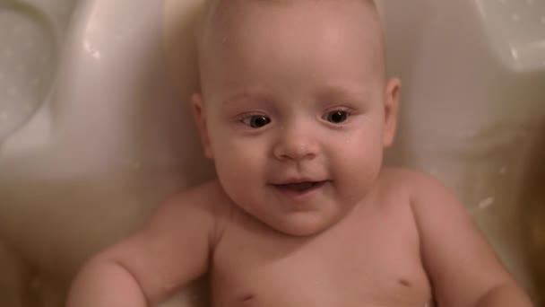 Felice bagnetto bambina — Video Stock