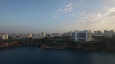 Sahil ve deniz ön planda İnşaatlı şehir hava sahne. Antalya, Türkiye