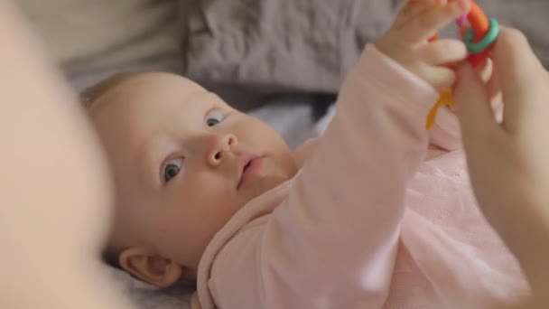 Mãe e bebê brincando com brinquedo — Vídeo de Stock