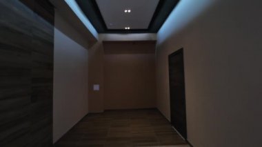 Yeni apartman koridorda