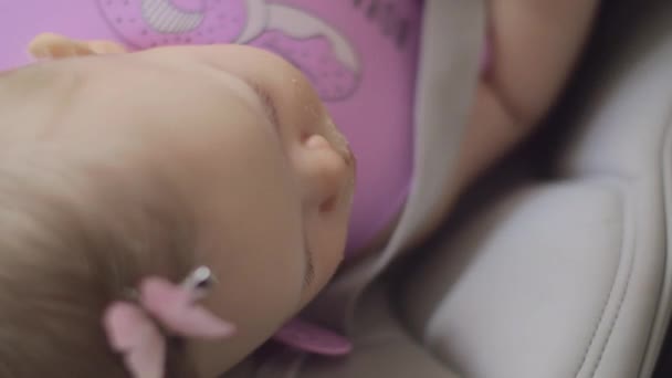 Bébé fille prendre le petit déjeuner avec des céréales — Video