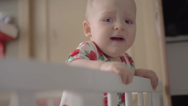 Baby getting fussy standing in the crib — Stock Video