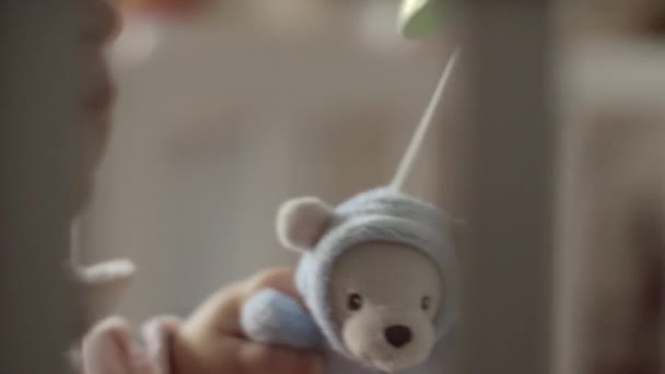 Um close-up de um urso de brinquedo sendo jogado por um bebê — Vídeo de Stock