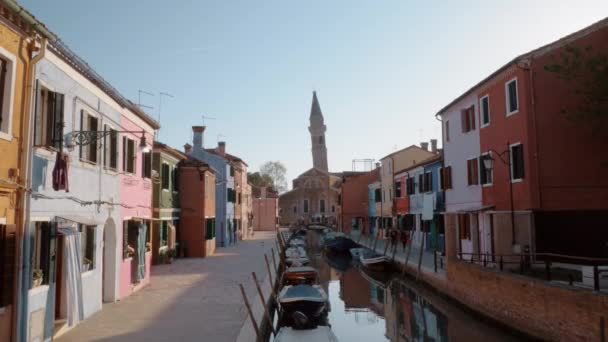 Burano adası sahne ile eğilerek çan kulesi, İtalya — Stok video