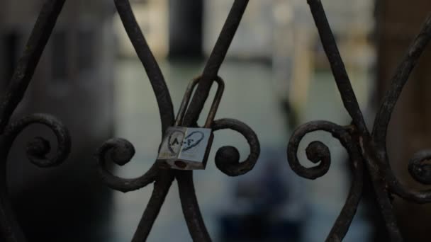 Love padlock on the bridge in Venice, Italy — Stock Video