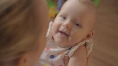 Anne öpüşme bebek kız sevgi dolu ve çocuk gülümseme yapma