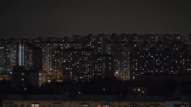 Gece cityscape highrise apartman blokları dolu. Pencere ışıklar karanlıkta atış kaydırma aydınlatılmış. Moscow, Rusya Federasyonu