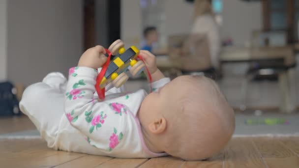Acht Monate altes Mädchen spielt zu Hause mit Spielzeug — Stockvideo