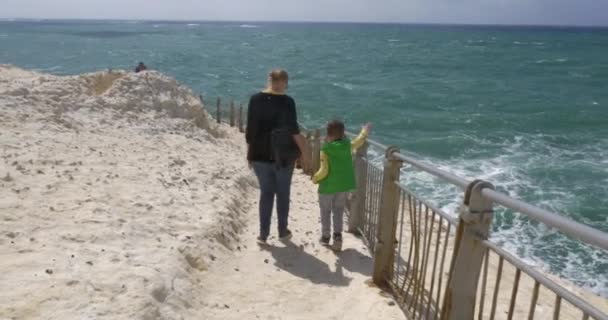 Madre e hijo visitando Rosh Hanikra, Israel — Vídeos de Stock