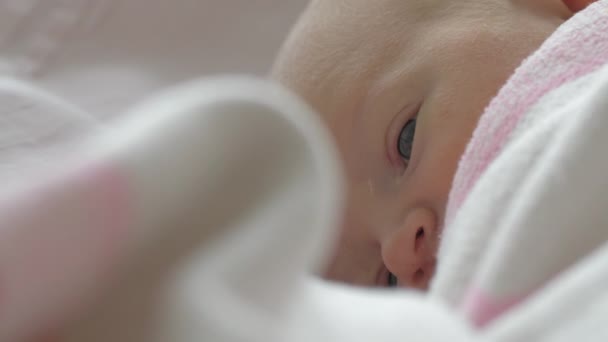 Крупный план лица новорожденных девочек — стоковое видео