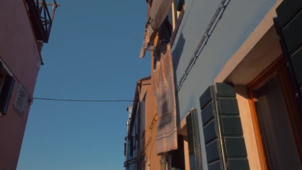 Maison avec linge suspendu à l'extérieur pour sécher. Île de Burano, Italie — Video