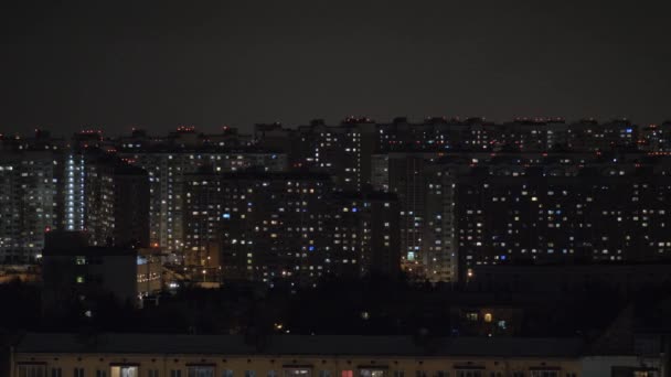 高層マンションのたくさんの夜の街並み ウィンドウ ライト ショットをパン 暗闇の中で点灯します モスクワ ロシア — ストック動画