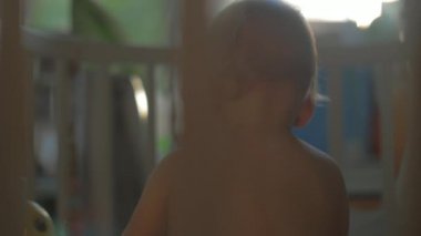 Bir oyun kız bebek geri görünümünden
