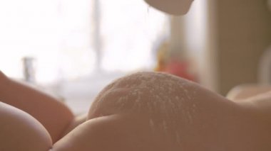 Anne Bebek pudrası çocuk cilde uygulanıyor