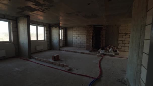 Innenraum Des Bau Befindlichen Mehrfamilienhauses Beton Und Ziegelwände — Stockvideo