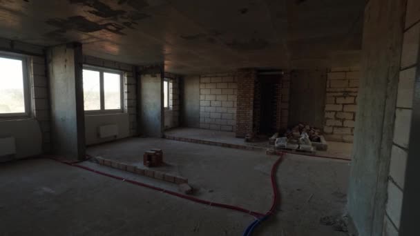 Espace intérieur de l'immeuble en construction. Murs en béton et briques 