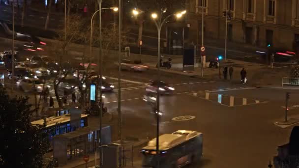 Calendário da noite Madrid, Espanha. Cruzamento de tráfego ocupado — Vídeo de Stock
