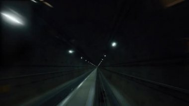 Tünel üzerinden çalışan metro treni