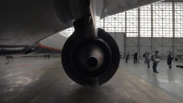 Avión en hangar de reparación — Vídeo de stock